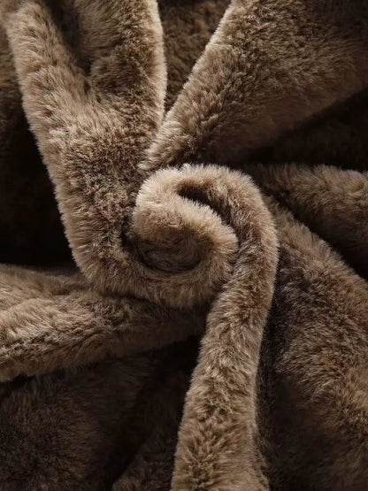 Kurze Bomberjacke aus Fellimitat mit Kapuze und Camouflage-Futter, braun