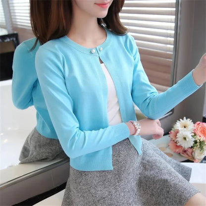 Women's cropped knit cardigan with pearl buttons, long-sleeve knitted cardigan