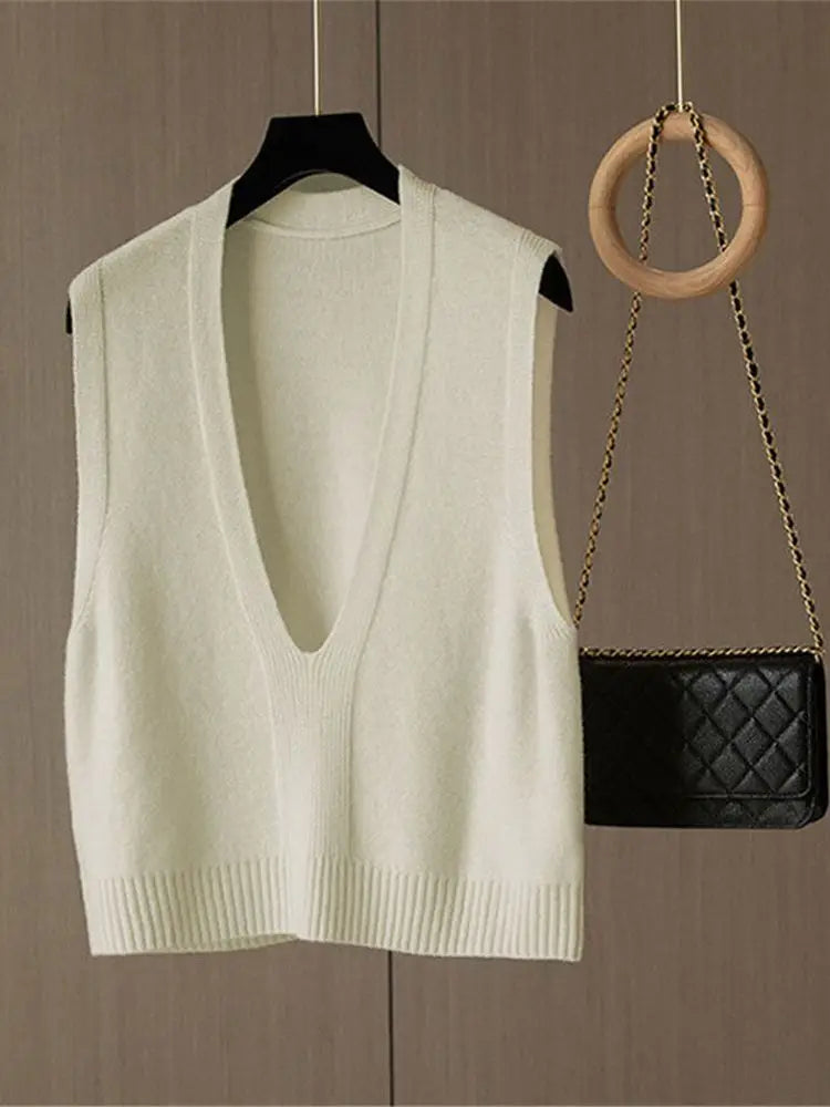 Women's knitted sweater vest with a V-neck, sleeveless knitted top