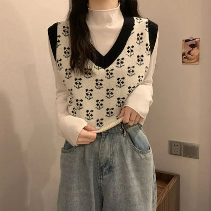 Women's knitted vest with V-neck and floral pattern