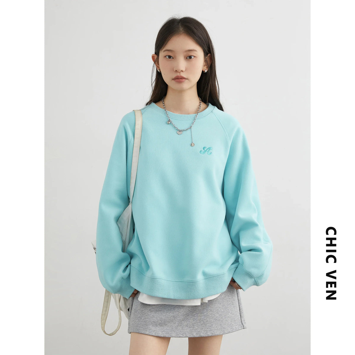 Women's oversized crew-neck long-sleeve sweatshirt