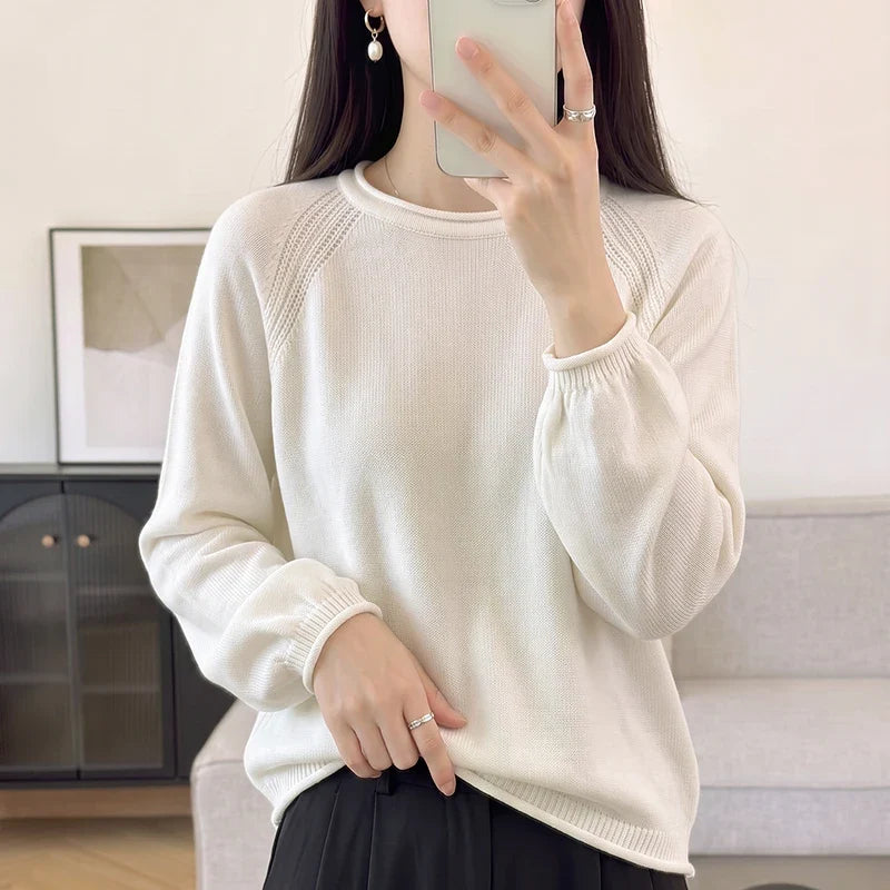 Women's crew-neck long-sleeve knit sweater with raglan sleeves and cuffs