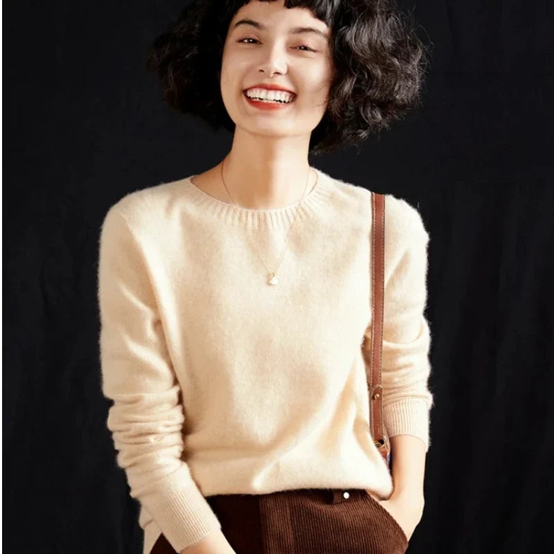 Women's crew-neck sweater, long sleeves, soft material