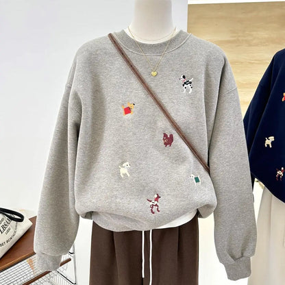 Women's crew-neck long-sleeve sweatshirt with embroidered dog motifs
