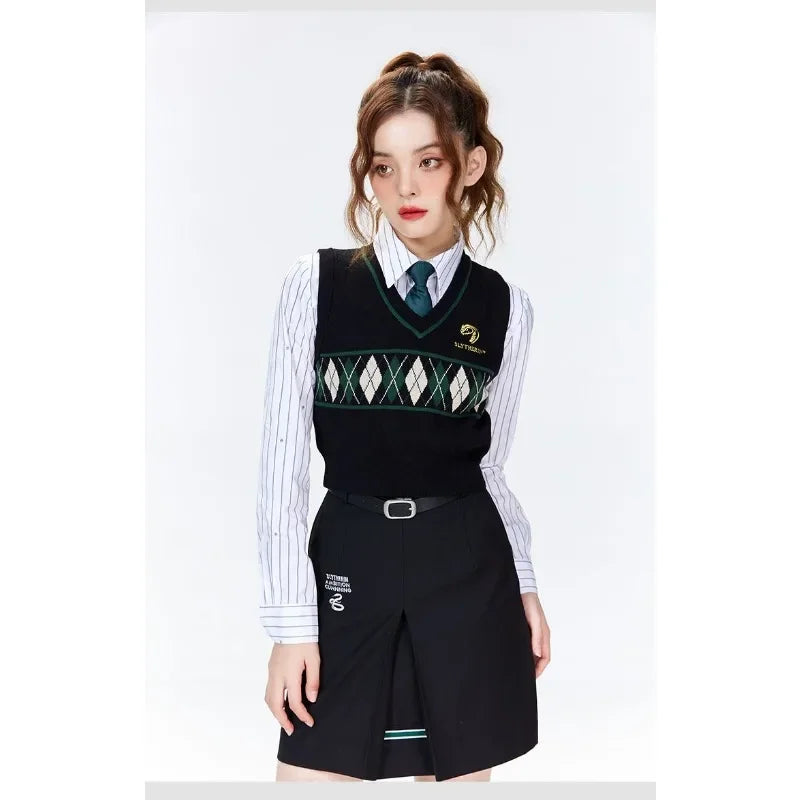 Women's knitted vest with V-neck and argyle pattern