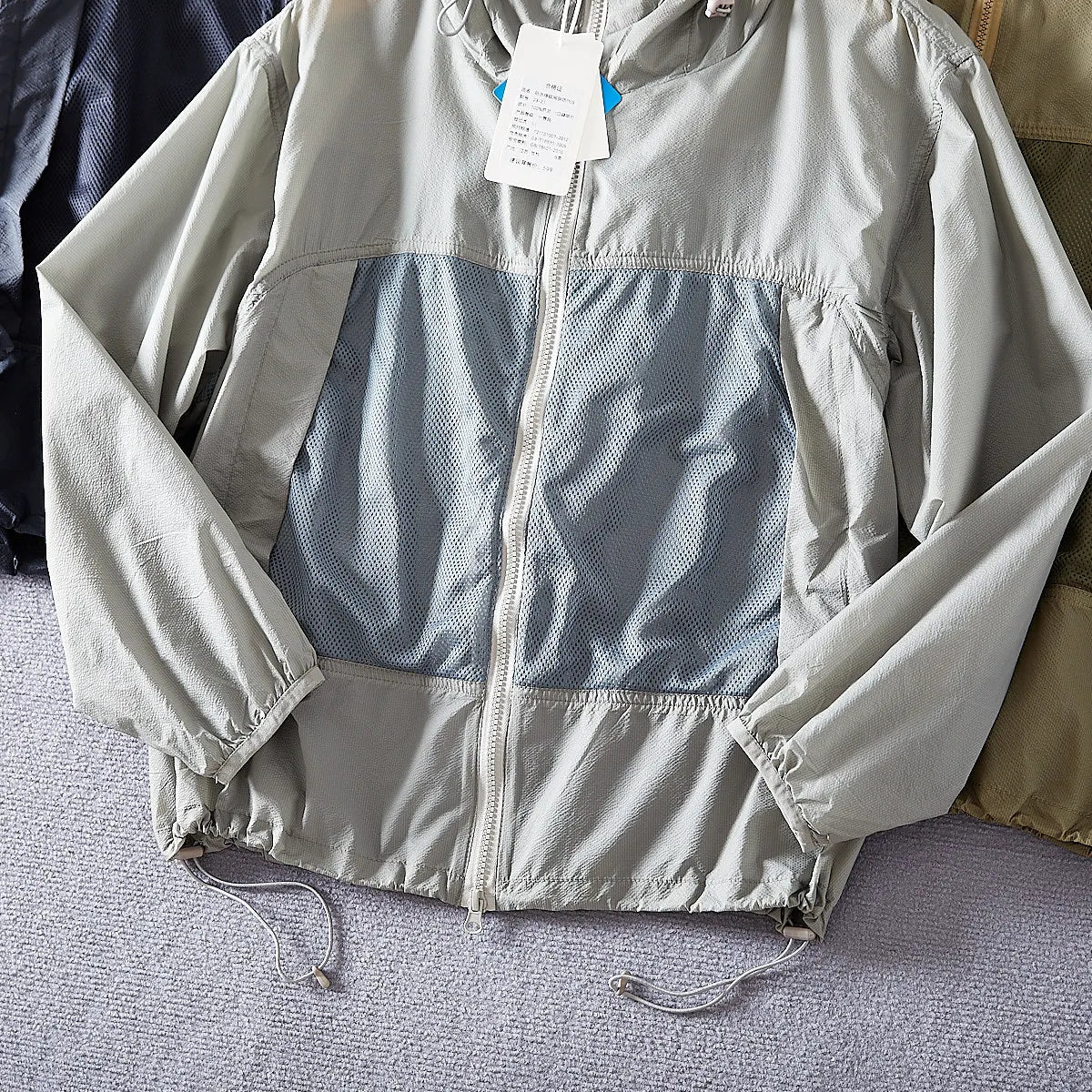 Leichte Kapuzenjacke mit Reißverschluss und Mesh-Einsätzen