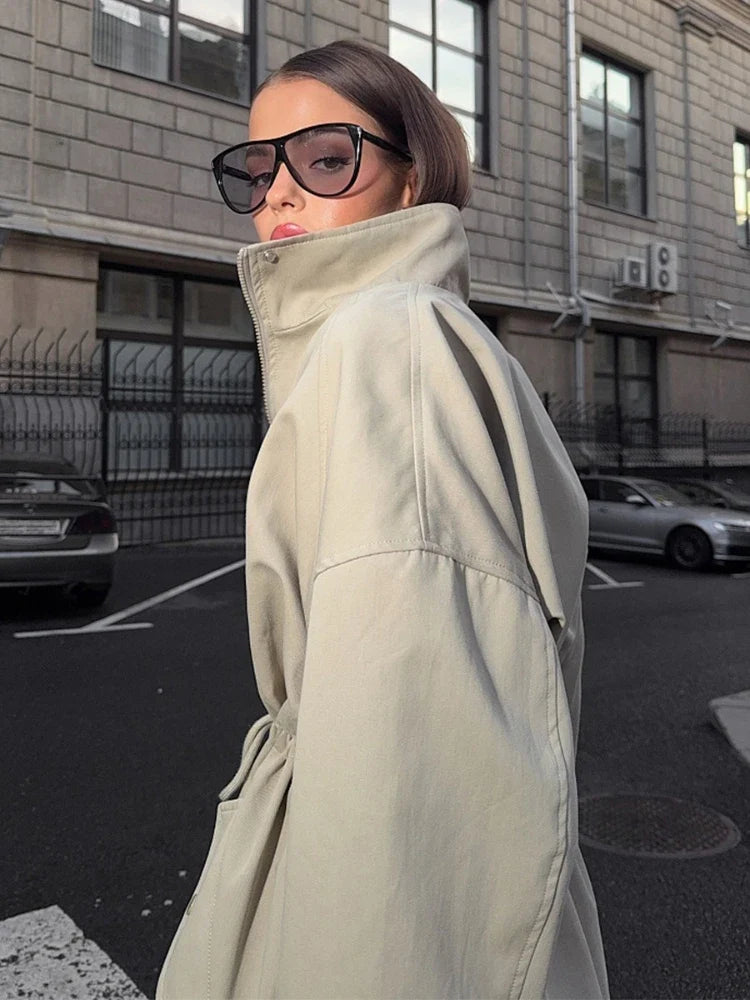 Damen Kurzjacke mit Reißverschluss, Stehkragen und Kordelzug in der Taille