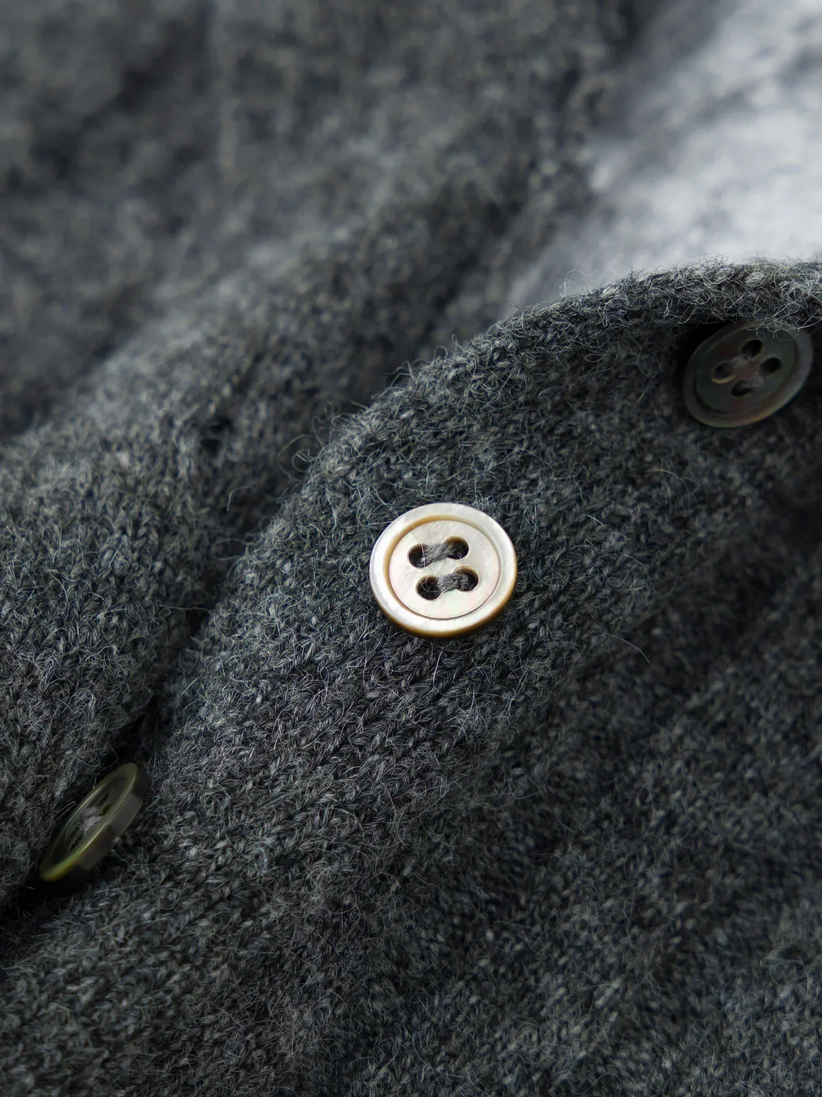 Gerippter Pullover Damen Dunkelgrau mit Polokragen & Knopfleiste