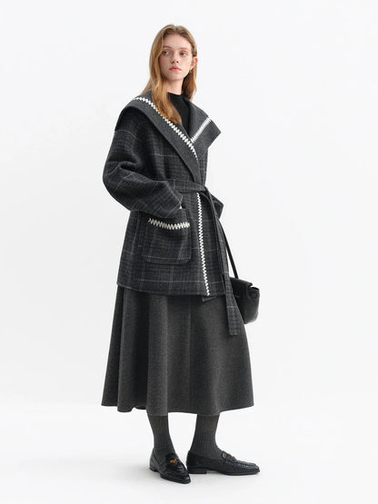 Damen Kurzmantel mit Gürtel, Kariertem Kragen und Stickerei, Braun/Grau