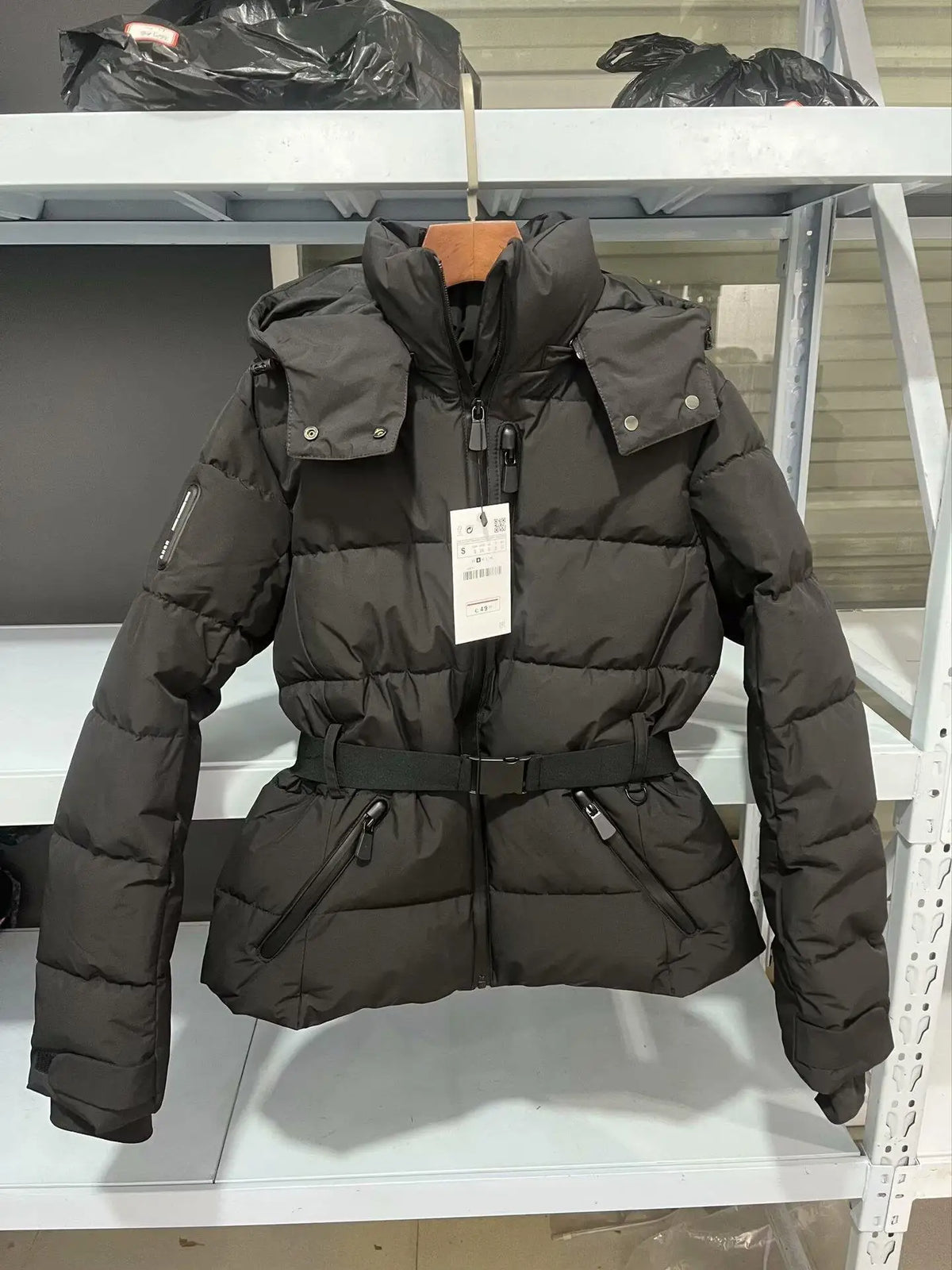 Gesteppte Damen Winterjacke mit Kapuze und Gürtel