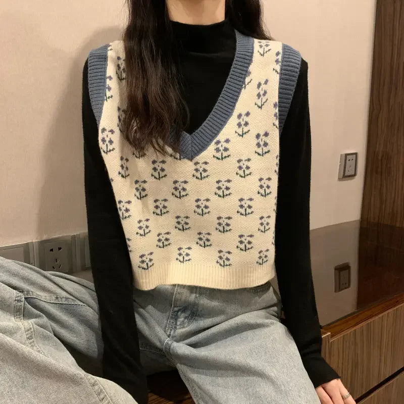 Women's knitted vest with V-neck and floral pattern