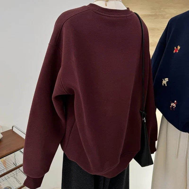 Women's crew-neck long-sleeve sweatshirt with embroidered dog motifs