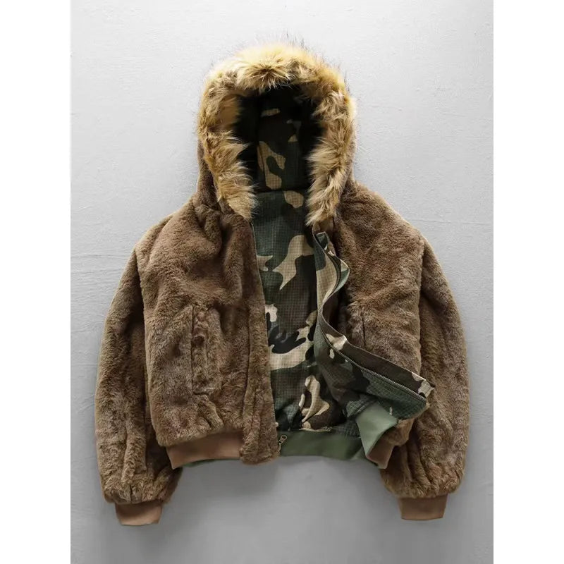 Kurze Bomberjacke aus Fellimitat mit Kapuze und Camouflage-Futter, braun