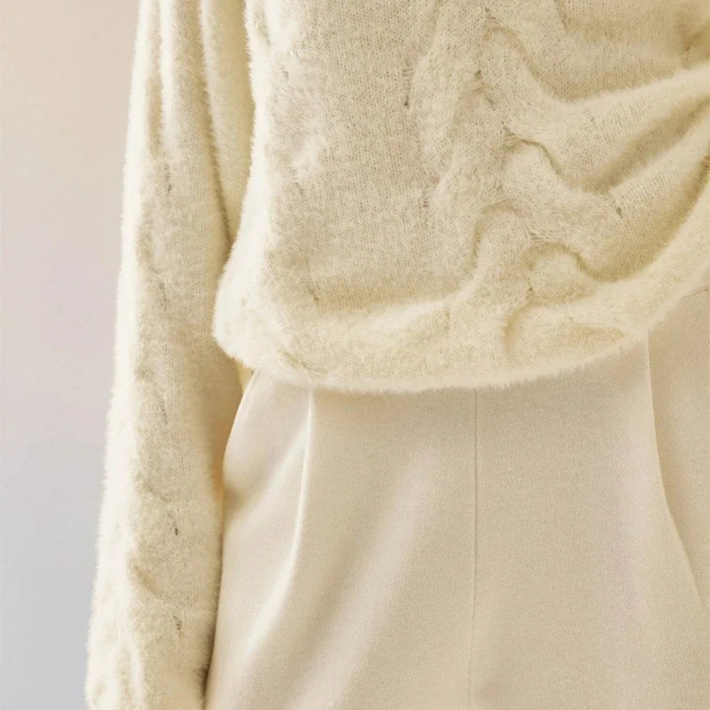 Women's oversized knit sweater with cable pattern, crew neck, long sleeves, soft