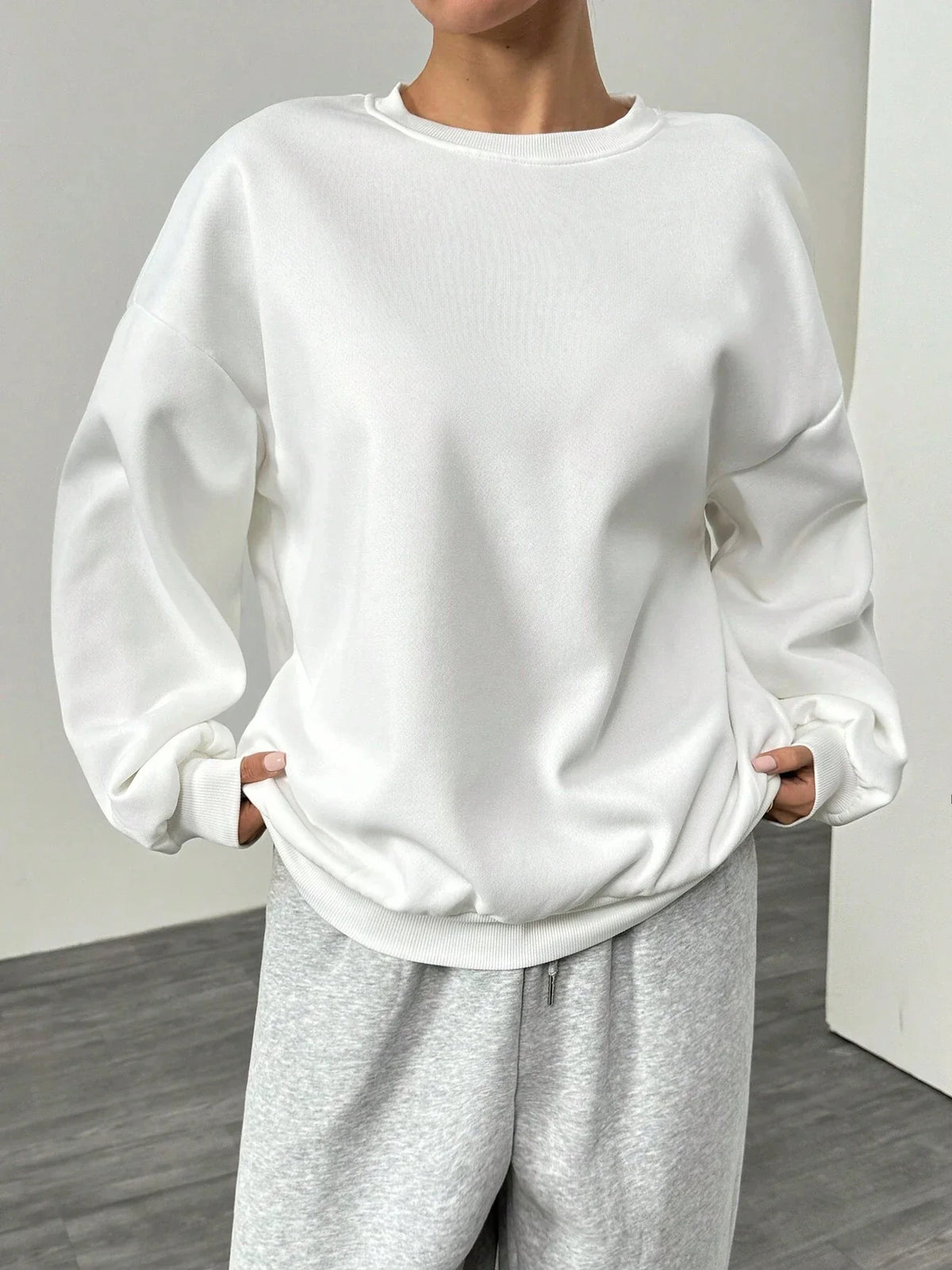 Women's Crew-Neck Oversized Basic Long-Sleeve Sweatshirt