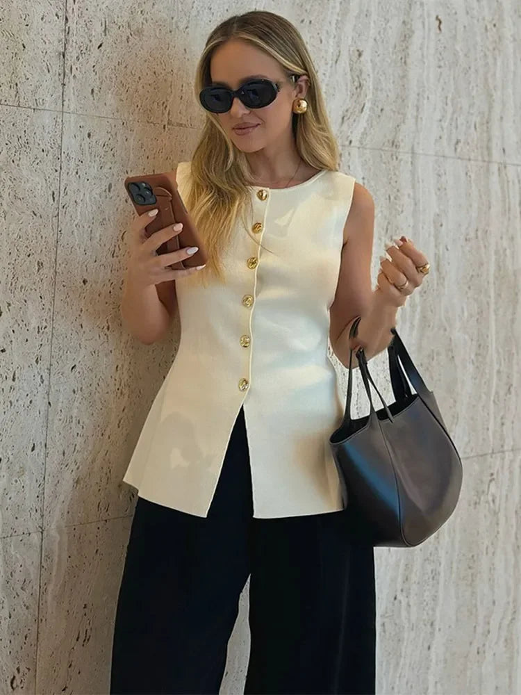Women's sleeveless top with round neck and buttons - front slit