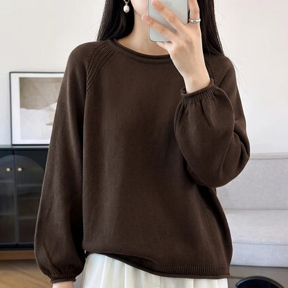 Women's crew-neck long-sleeve knit sweater with raglan sleeves and cuffs