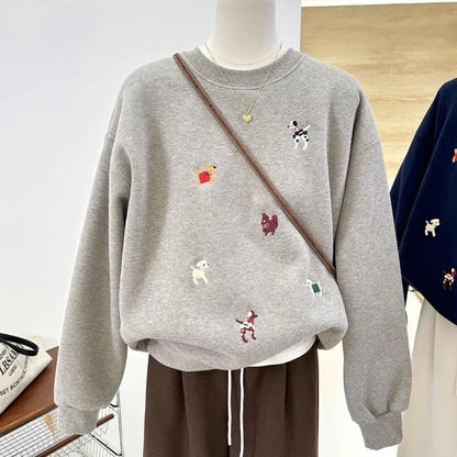 Women's crew-neck long-sleeve sweatshirt with embroidered dog motifs