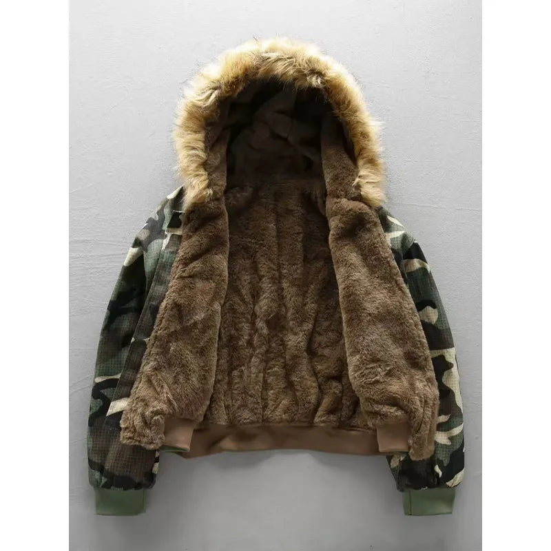 Kurze Bomberjacke aus Fellimitat mit Kapuze und Camouflage-Futter, braun