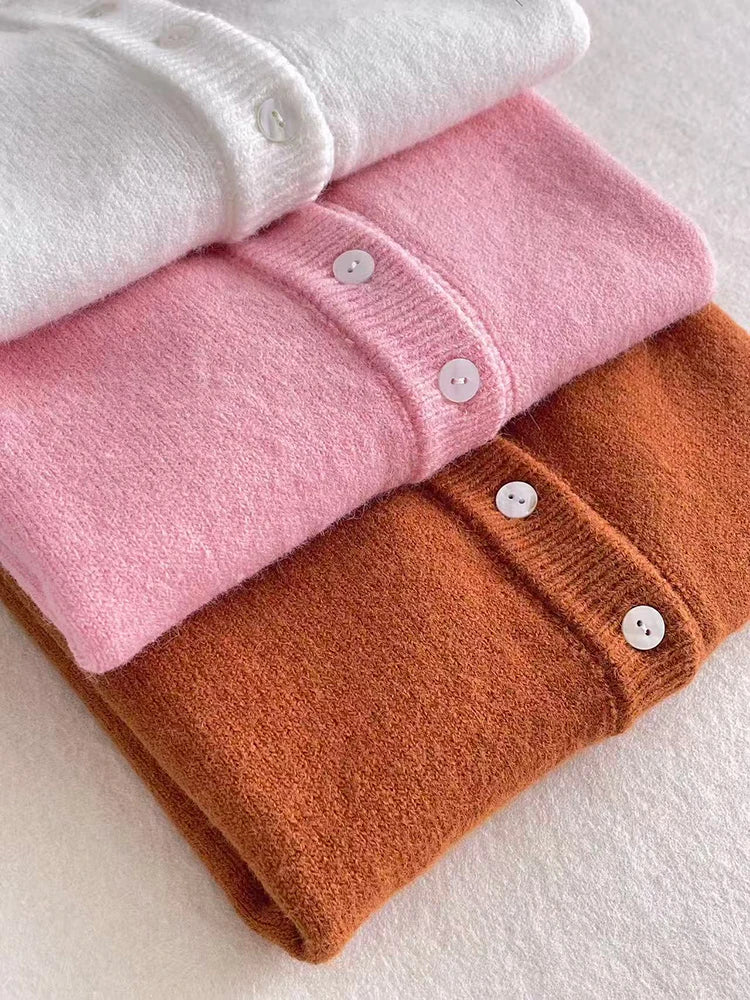 Women's knitted cardigan with round neck and button placket
