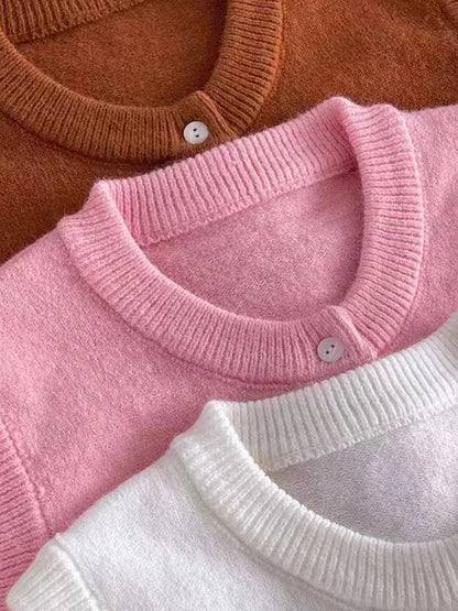 Women's knitted cardigan with round neck and button placket