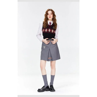 Women's knitted vest with V-neck and argyle pattern