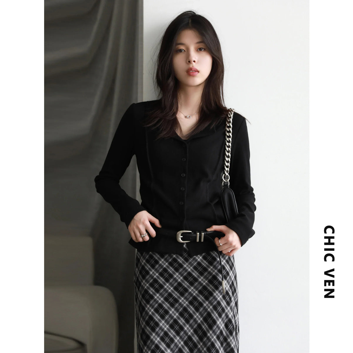 Women's long-sleeve cardigan with collar and button placket