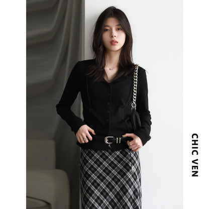 Women's long-sleeve cardigan with collar and button placket
