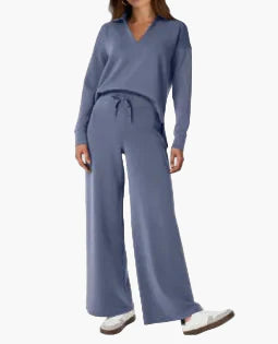 Women's leisure set with wide leg and V-neck – Comfortable loungewear outfit for everyday & travel