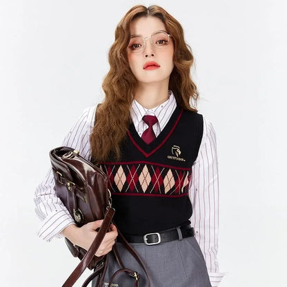 Women's knitted vest with V-neck and argyle pattern