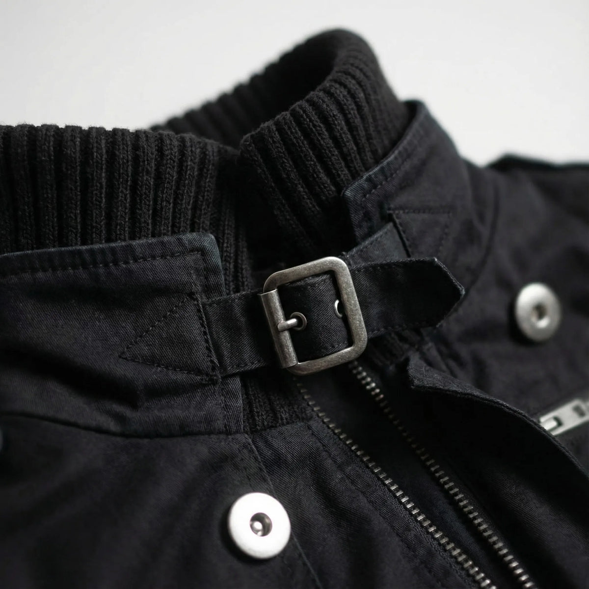 Damen Jacke Schwarz mit Stehkragen, Reißverschlüssen und Zierschnallen