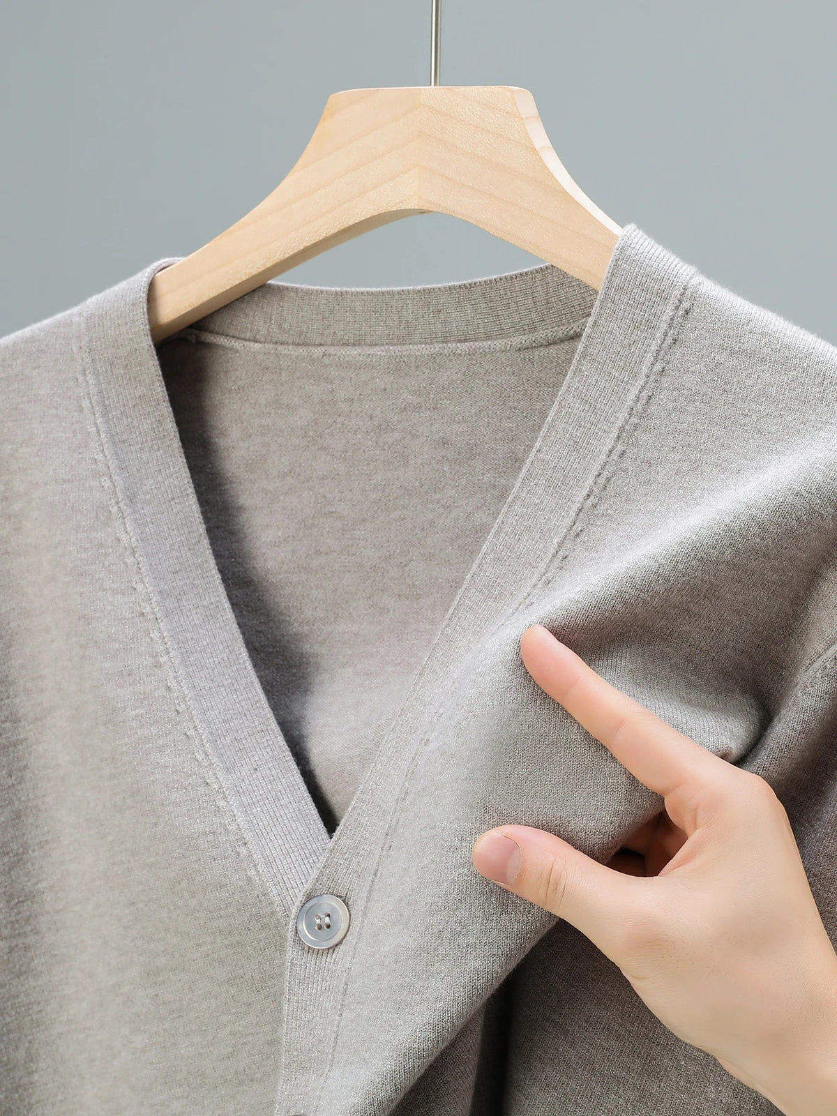 Men's V-neck cardigan with button placket, plain