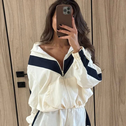 Sporty cropped pullover windbreaker jacket with zipper