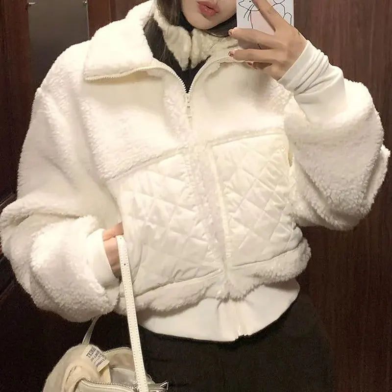 Kurze Damen Teddyjacke aus Plüsch mit Steppdetails und Reißverschluss
