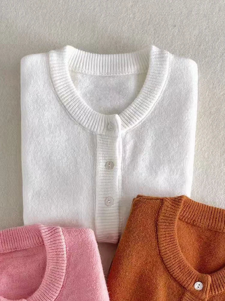 Women's knitted cardigan with round neck and button placket