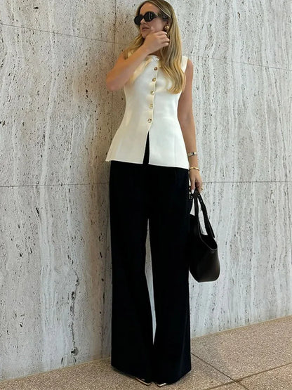 Women's sleeveless top with round neck and buttons - front slit