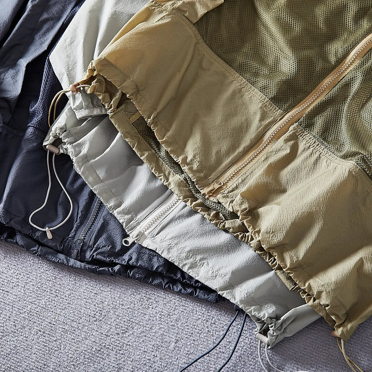 Leichte Kapuzenjacke mit Reißverschluss und Mesh-Einsätzen