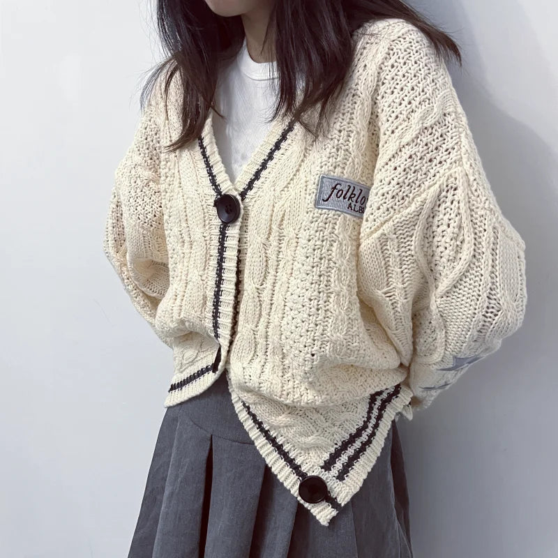 Strickjacke Damen V-Ausschnitt Zopfmuster Sterne Crèmeweiß