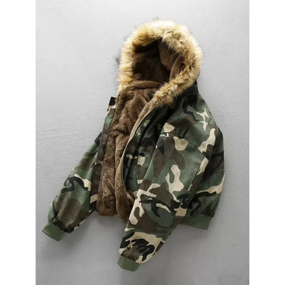 Kurze Bomberjacke aus Fellimitat mit Kapuze und Camouflage-Futter, braun