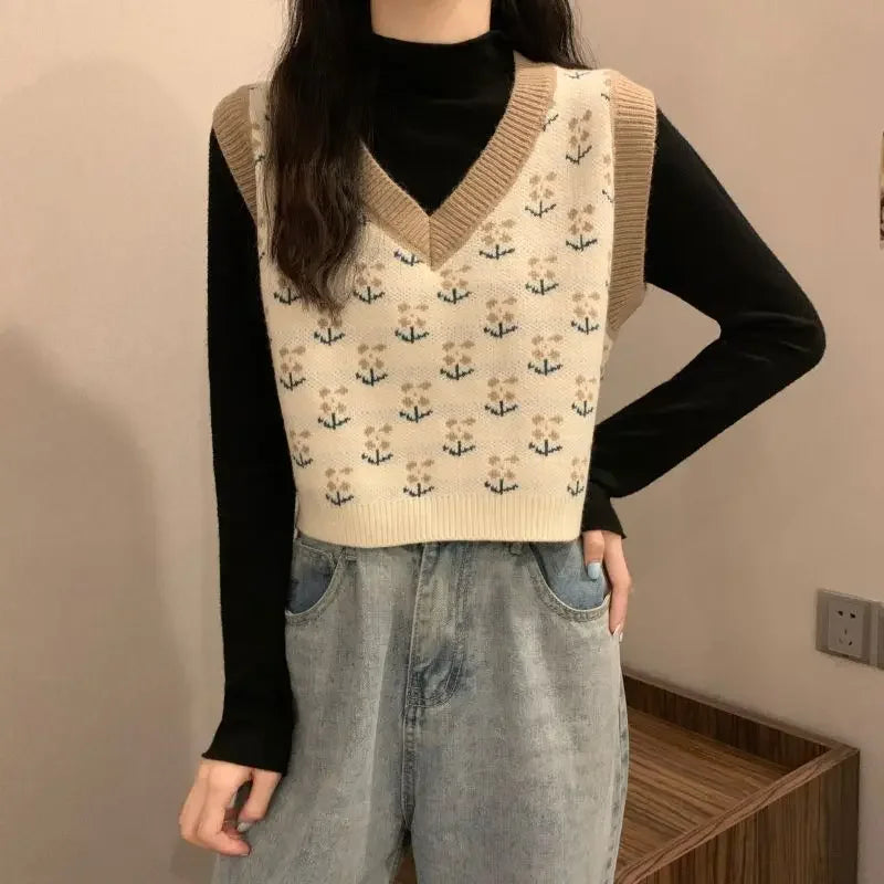 Women's knitted vest with V-neck and floral pattern