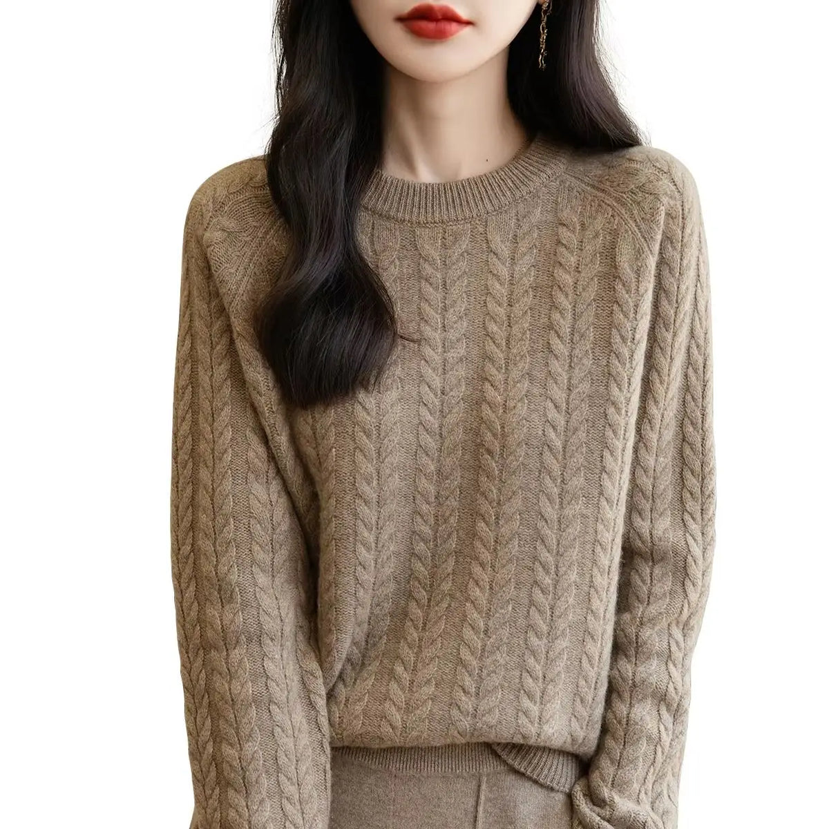 Women's cable-knit sweater with crew neck in caramel brown