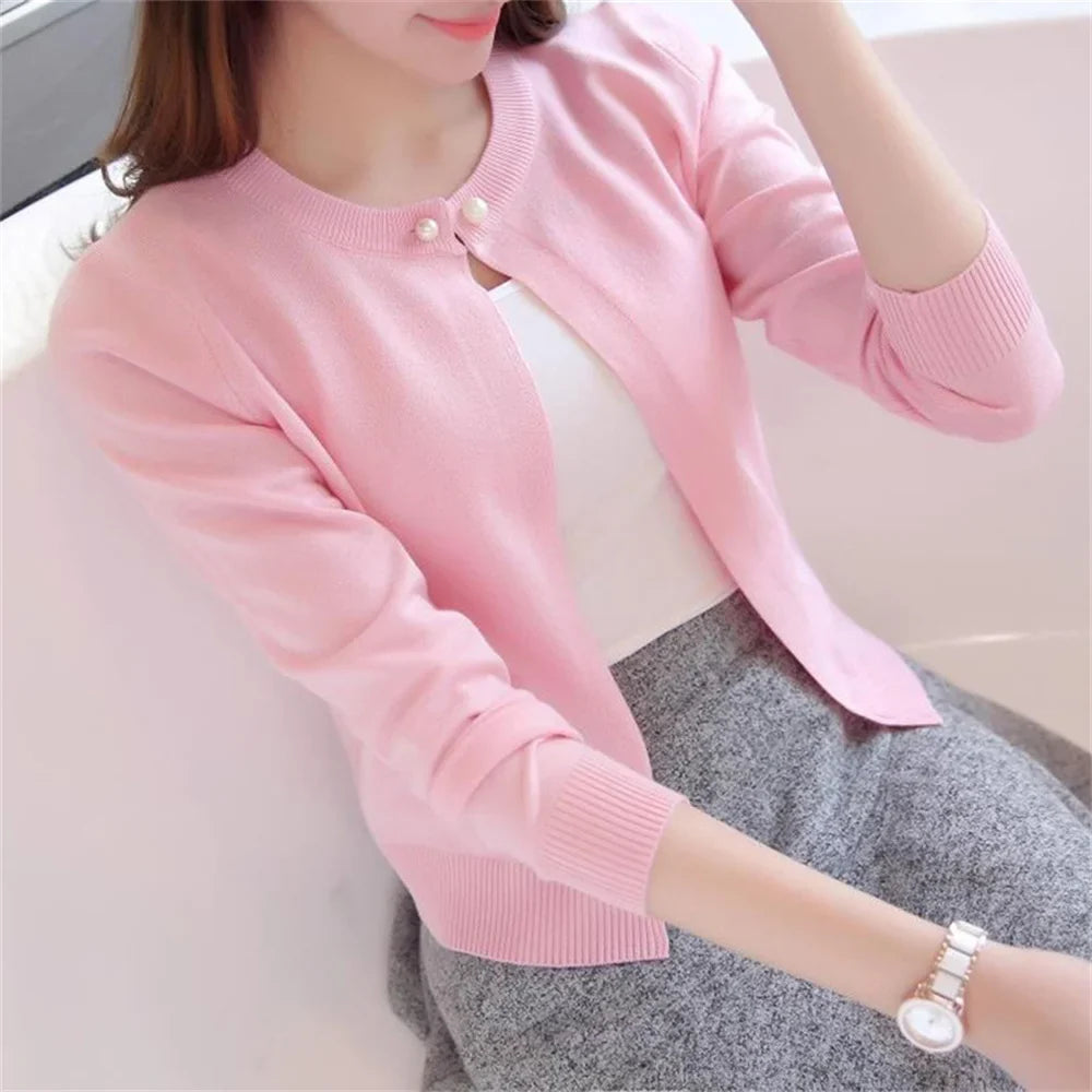 Women's cropped knit cardigan with pearl buttons, long-sleeve knitted cardigan