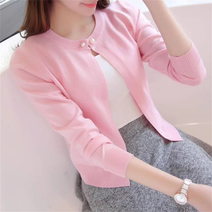 Women's cropped knit cardigan with pearl buttons, long-sleeve knitted cardigan