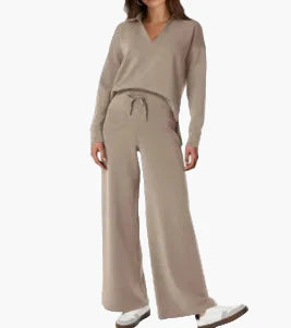 Women's leisure set with wide leg and V-neck – Comfortable loungewear outfit for everyday & travel