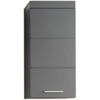Hoge grijze badkamerkast met één deur en een smalle metaalkleurige greep onderaan, vooraanzicht