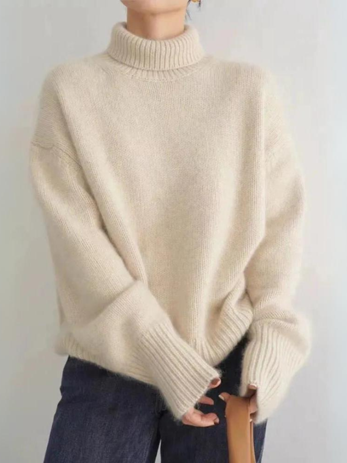 Women's turtleneck sweater in trendy oversized look for autumn and winter, casual and elegant