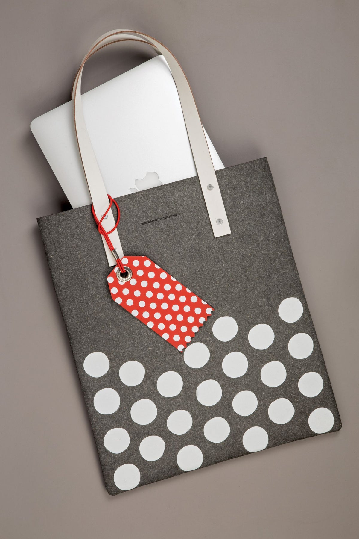 Totebag katoen grijs met witte stippen en witte hengsels, ontwerp van Paola Navone