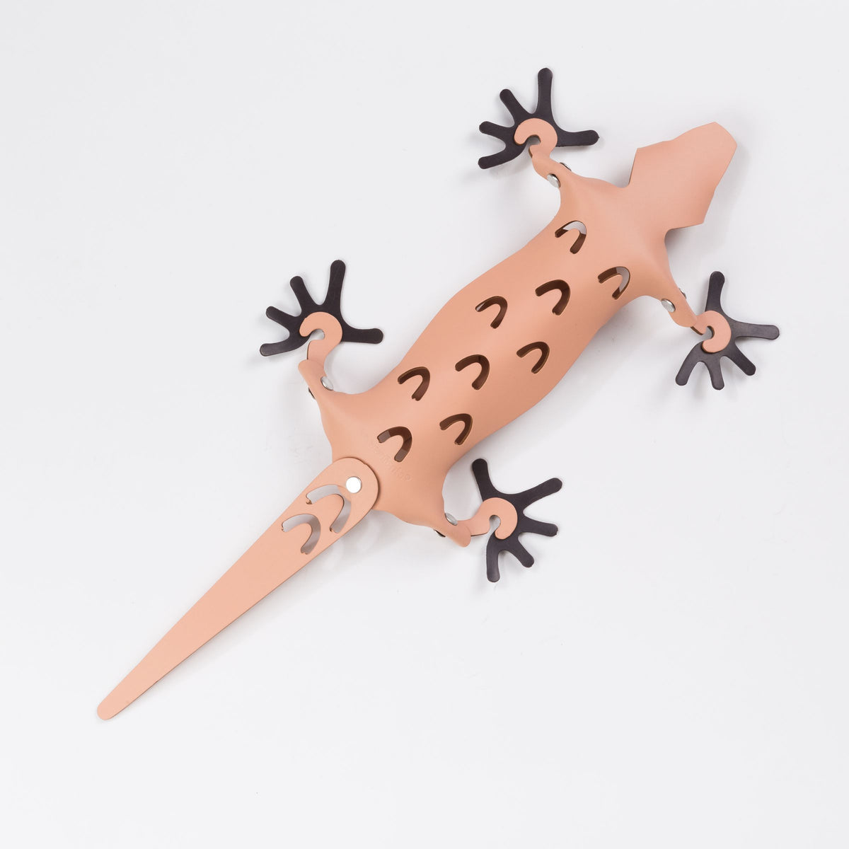Roze magnetische organizer in de vorm van een hagedis met donkerbruine pootjes en uitgesneden motief, bovenaanzicht