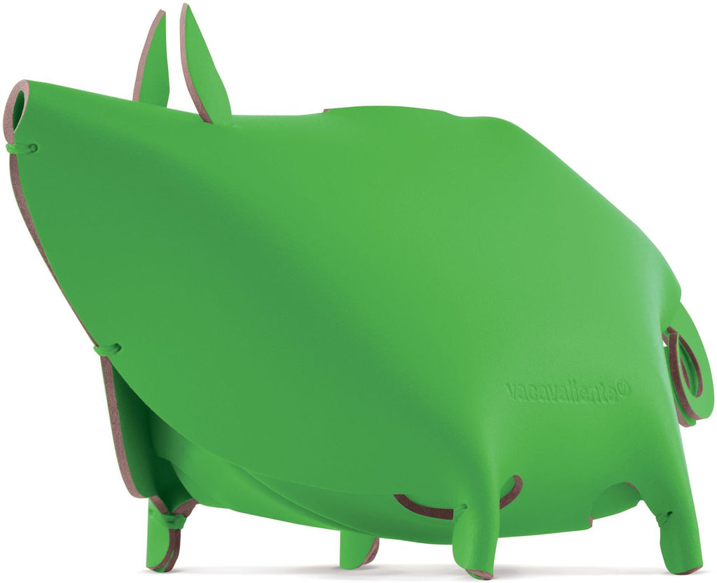 Groene bureau-organizer in de vorm van een varken, zijaanzicht met oren, krulstaartje en bruine randen