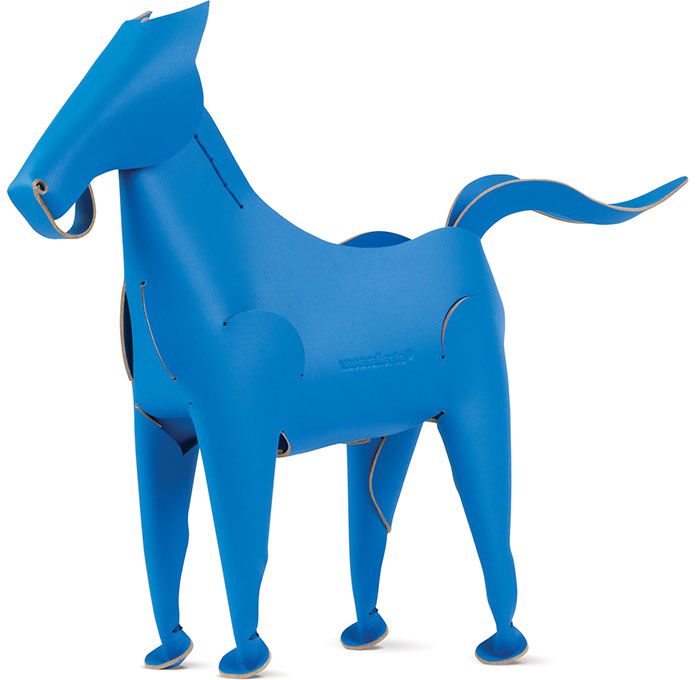 Blauwe bureau-organizer in de vorm van een staand paard, schuin van voren gezien tegen een witte achtergrond